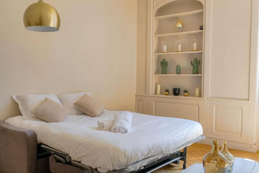 Apartment Spacieux T3 Moderne Avec Parking, Ecully
